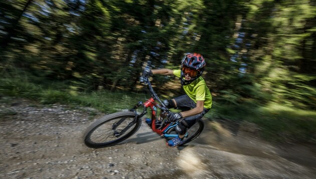 Das Glück der Mountainbiker liegt oft im Wald, den Besitzern ist das aber ein Dorn im Auge. (Bild: weissensee/tinefoto.com)