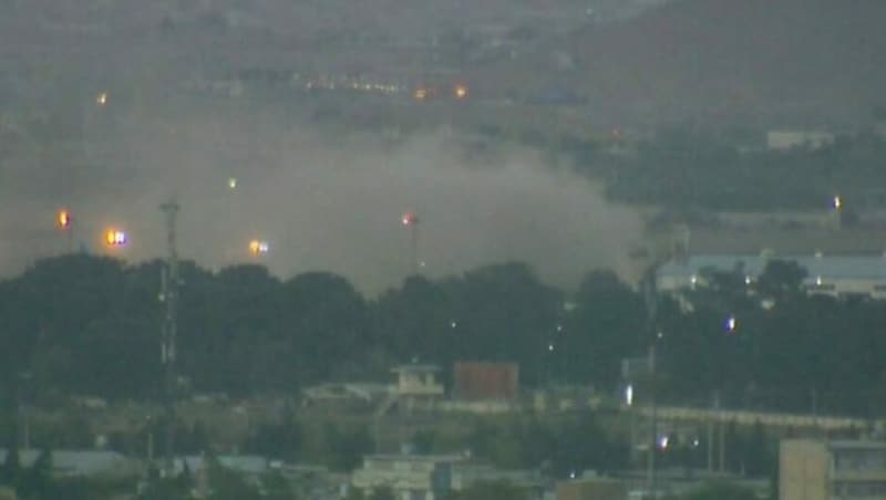 Nur wenige Sekunden nach dem Anschlag am Flughafen Kabul in der Abenddämmerung (Bild: Screenshot )