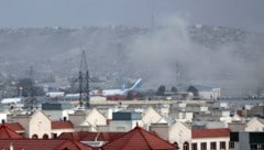 Terror in Kabul: Die Explosionen sollen außerhalb des Flughafens stattgefunden haben. Nun stellte sich heraus, dass es nur ein Selbstmordattentäter war. (Bild: AP/Wali Sabawoon)