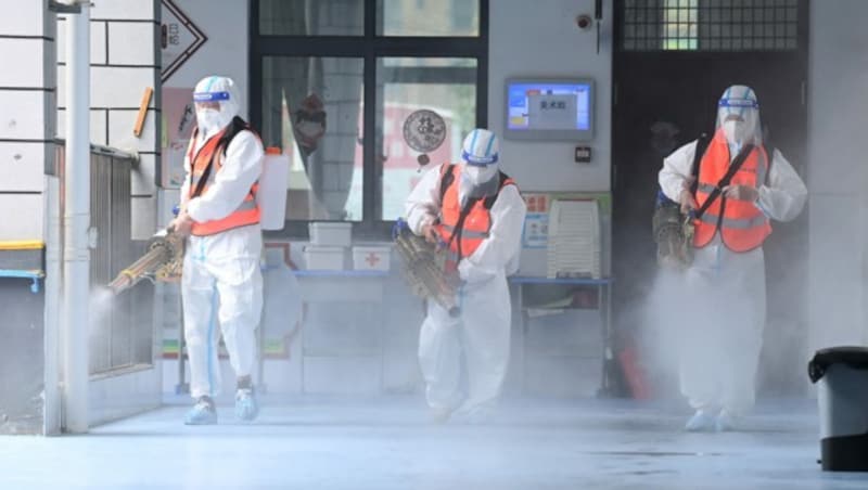 In Wuhan bereitet man sich gerade mit dem großflächigen Einsatz von Desinfektionsmittel auf den Schulstart vor. (Bild: AFP)