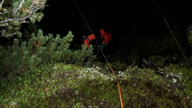 Die Bergretter rückten bei schlechten Wetterverhältnissen aus, um den zwei Tschechen zu helfen. (Bild: Bergrettung OÖ)
