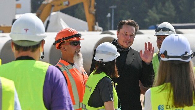 Tesla-Gründer Elon Musk beim Besuch der Gigafactory-Baustelle in Grünheide (Bild: AFP)