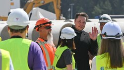 Tesla-Gründer Elon Musk beim Besuch der Gigafactory-Baustelle in Grünheide (Bild: AFP)
