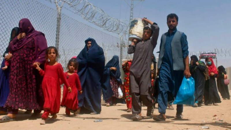 Afghanen, die zwischen der pakistanisch-afghanischen Grenze verkehren. Trotz der Machtübernahme der Taliban hat Pakistan die Grenze bislang nicht geschlossen. (Bild: AP)