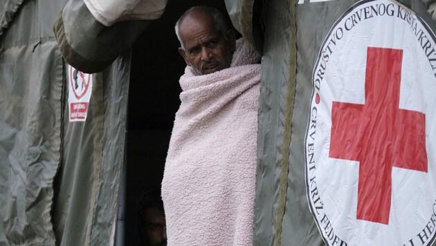 Ein Flüchtlingscamp in Bosnien, wo Tausende Migranten gestrandet sind, darunter auch zahlreiche Afghanen (Bild: AP)