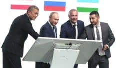 Staatspräsident Putin und Mostviertel-Magnat Lasselsberger (3. v. li.) eröffneten die Fabrik. (Bild: Präsidialamt Russische Föderation/www.kremlin.ru)