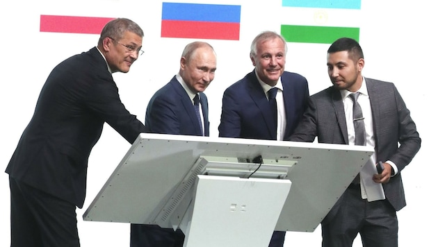 Staatspräsident Putin und Mostviertel-Magnat Lasselsberger (3. v. li.) eröffneten die Fabrik. (Bild: Präsidialamt Russische Föderation/www.kremlin.ru)