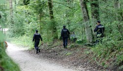 Polizisten suchen seit Tagen die Wälder am Untersberg ab. (Bild: Tschepp Markus)