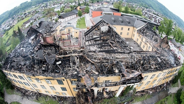Das Flammeninferno zerstörte beinahe das ganze Schloss (Bild: fotokerschi.at)