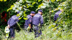 Polizisten suchen am Untersberg. (Bild: Tschepp Markus)