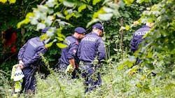Polizisten suchen am Untersberg. (Bild: Tschepp Markus)