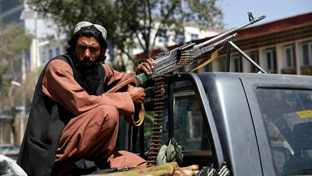 Ein Taliban-Kämpfer bewacht den Präsidentenpalast in Kabul. (Bild: AP)