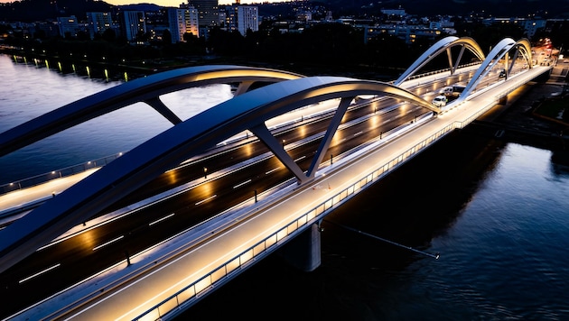 Futuristisches Jahrhundertwerk: die Eisenbahnbrücke wird Montag für den Verkehr freigegeben (Bild: Kerschbaummayr Werner)
