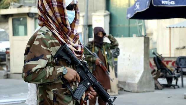 Taliban-Kämpfer in der afghanischen Hauptstadt Kabul (Bild: AP)