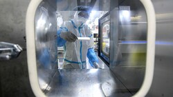 Mitarbeiter eines Labors in Wuhan - aber nicht jenes Hochsicherheitslabors, wo mit gefährlichen Viren geforscht wird (Bild: APA/AFP/STR)