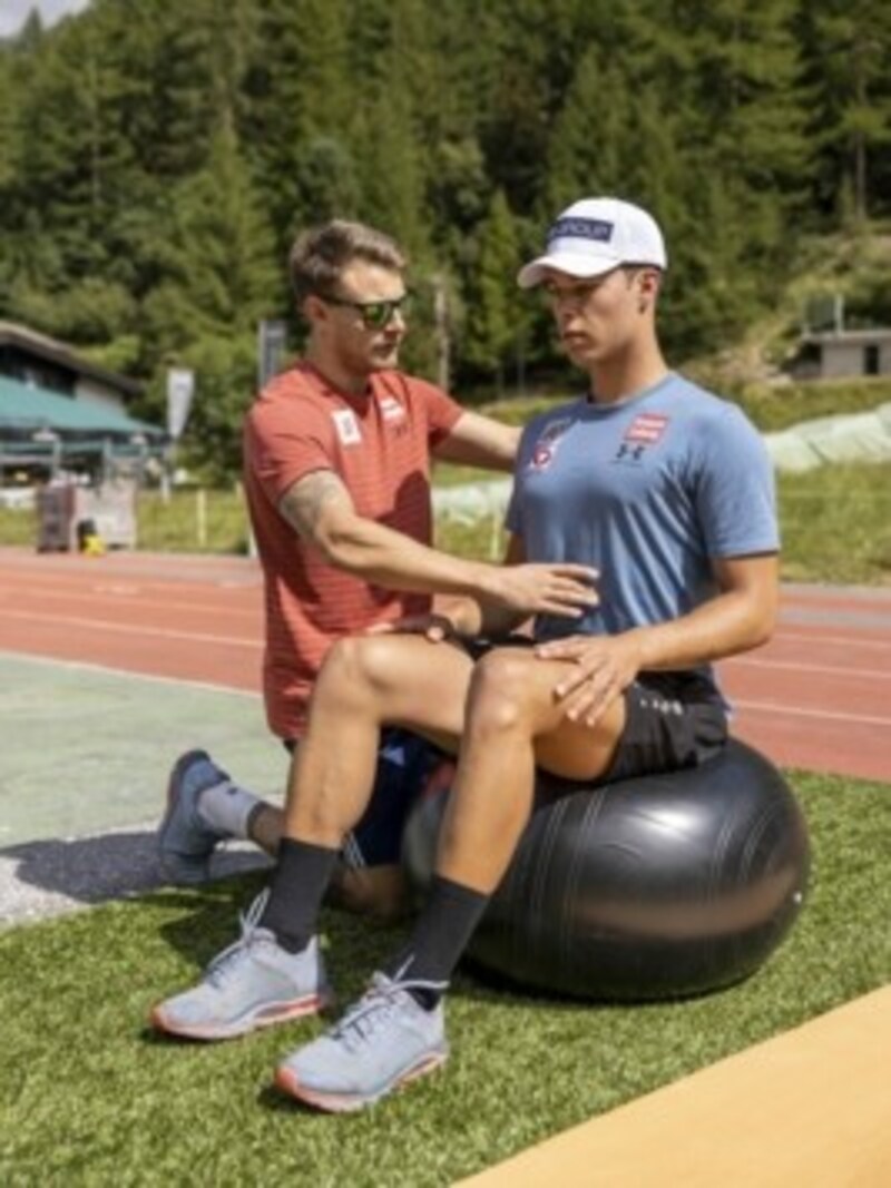 ÖSV-Physio Pascal Dobler (l.) betreute Lukas Feurstein vor Ort in Zinal. (Bild: Maurice Shourot)