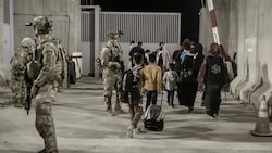 US-Soldaten haben weiterhin die Kontrolle über den Flughafen in Kabul, wo sie einer ständigen Bedrohung durch Terrorangriffe ausgesetzt sind. (Bild: AP)