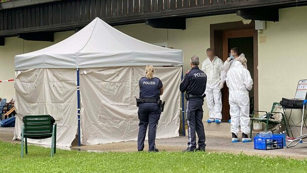 Ermittler damals am Tatort in Wörgl. (Bild: APA/ZOOM-TIROL)