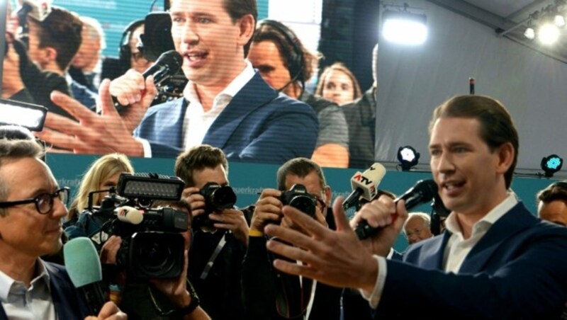 Kanzler Kurz mit dem Moderator des ÖVP-Bundesparteitags, Peter L. Eppinger (Bild: APA/HERBERT PFARRHOFER)