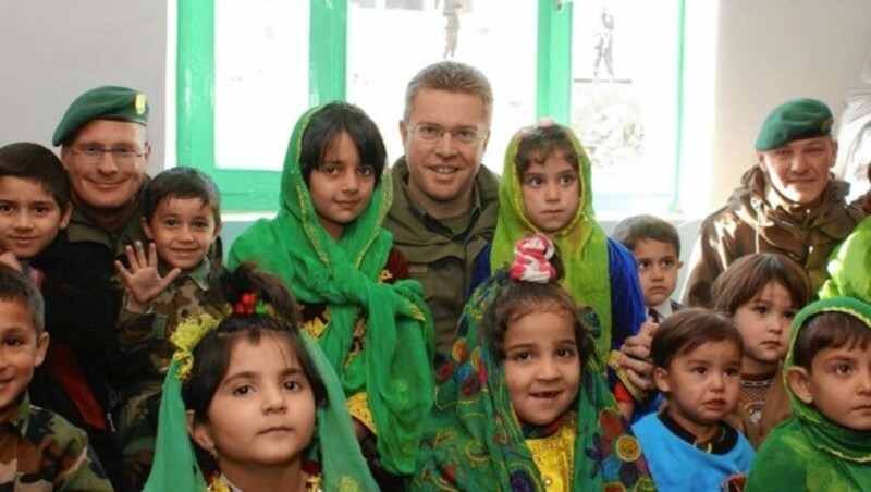 Der damalige Verteidigungsminister Herbert Scheibner optimistisch in einem Kindergarten (Bild: Bundesheer)