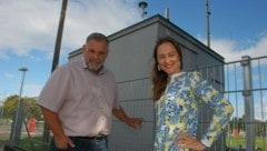 Der Kremser Vizebürgermeister Martin Sedelmaier und Bundesrätin Doris Berger-Grabner (beide VP) vor der Luftmess-Station in Krems. (Bild: VP Krems)