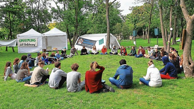 Im Camp finden auch Workshops für Besucher statt. (Bild: Tomschi Peter)