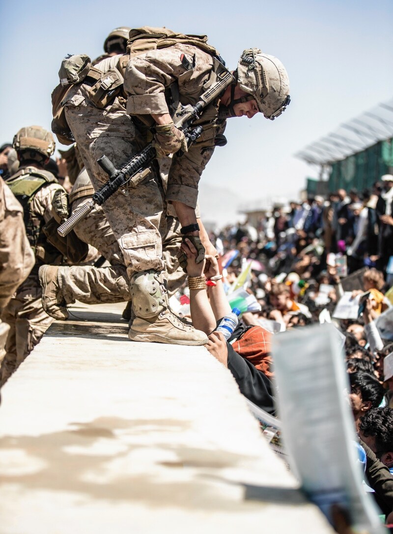 Hilfestellung am Flughafen Kabul (Bild: AP)