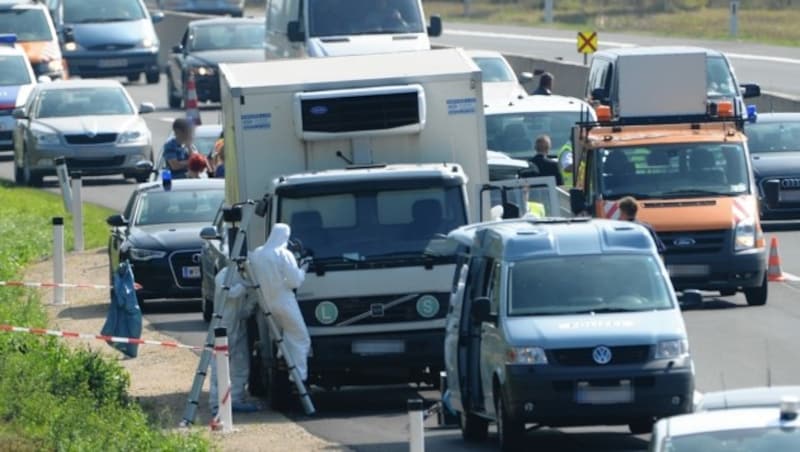 Bilder, die die ganze Welt erschütterten: Vor sechs Jahren starben 71 Menschen in einem Kühl-Lkw auf der A 4 bei Parndorf. (Bild: ROLAND SCHLAGER / APA / picturedesk.com)