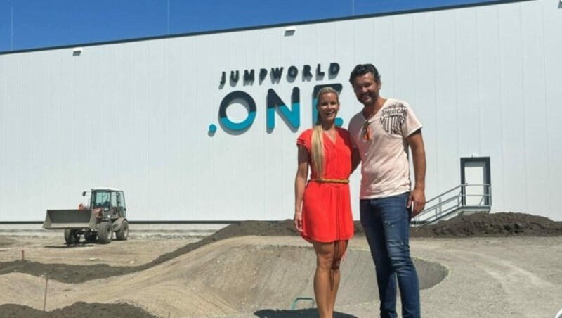 Tina und Hannes Hafner freuen sich auf die Eröffnung ihrer modernen „Jumpworld.One“, in der 90 Trampoline für viel Action sorgen. (Bild: jumpworld.one)