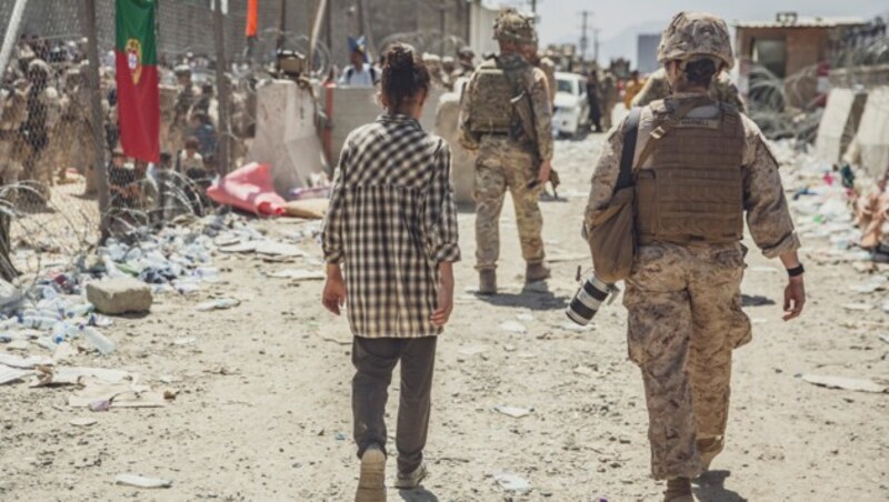 US-Soldaten am Flughafen in Kabul (Bild: AP)