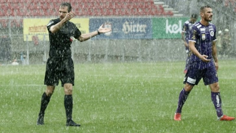 Schiedsrichter Josef Spurny unterbricht das Spiel. (Bild: APA/GERT EGGENBERGER)