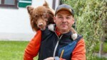 Thomas Figurek (45) mit Rettungshund „Ronto“ (Bild: Markus Tschepp)