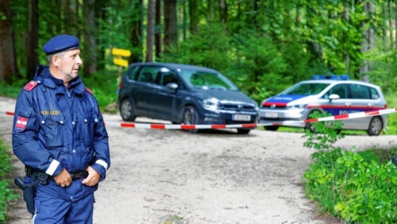 Den Fundort der Leiche sperrte die Polizei ab. (Bild: Markus Tschepp)