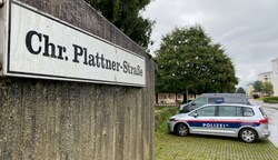 Die Polizei sicherte am Samstag Spuren am Tatort in der Christian-Plattner-Straße. (Bild: ZOOM.TIROL)
