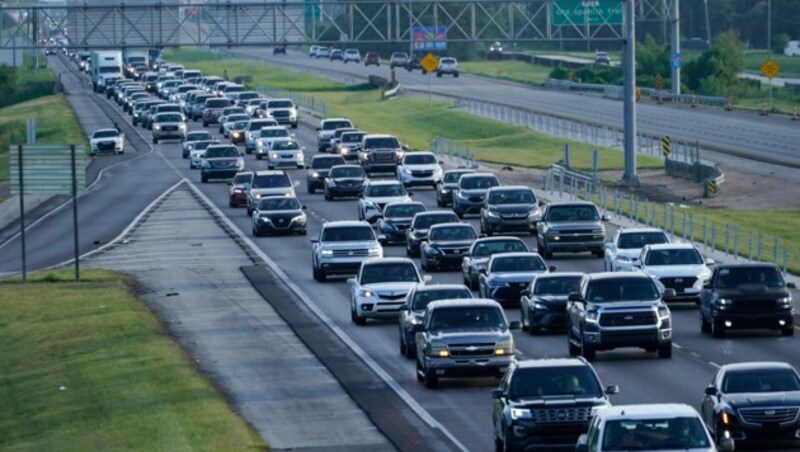 Tausende Menschen verlassen die Metropole New Orleans, um sich vor dem Hurrikan „Ida“ in Sicherheit zu bringen. (Bild: AP)