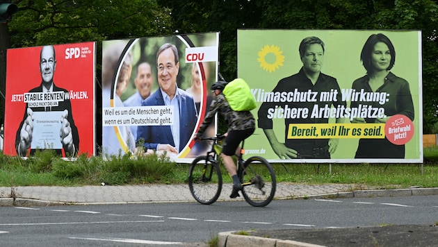 Zahlreiche Delikte waren Sachbeschädigungen, vor allem an Plakaten der wahlwerbenden Parteien. (Bild: APA/dpa/Arne Dedert)