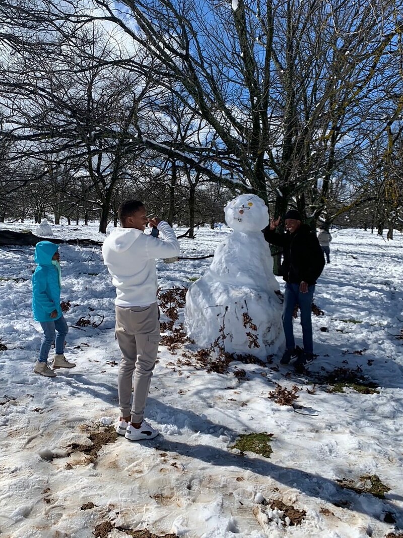 Kinder bauten im Touristenort Ceres in Südafrika einen Schneemann. (Bild: Kristin Paliza / dpa / picturedesk.com)