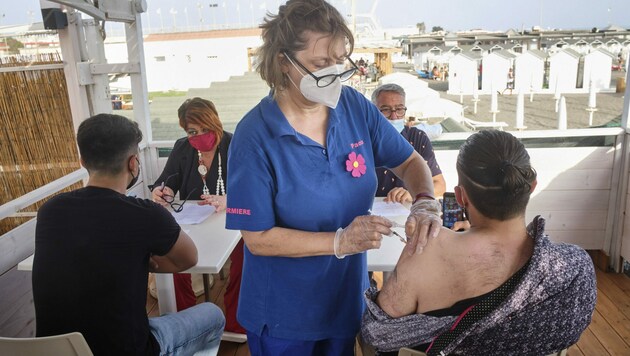 Auch in Italien gibt es niederschwellige Angebote zur Corona-Impfung, wie an diesem Strand in Ostia, in der Nähe von Rom. (Bild: AP)