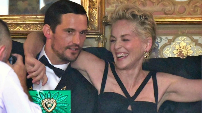 Sharon Stone mit einem jungen Mann beim Shooting in Venedig (Bild: www.photopress.at)