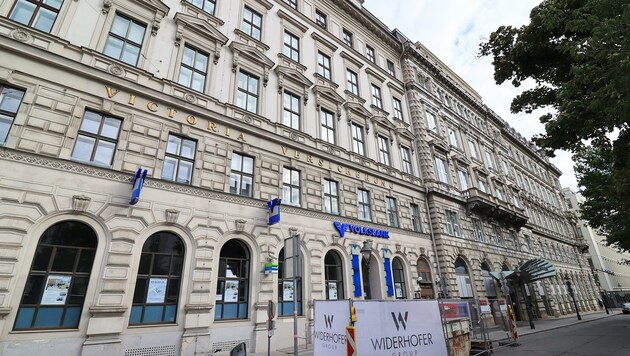 Das Büropalais - und rechts daneben das Hotel de France (Bild: Tomschi Peter)