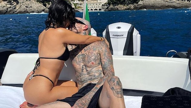 Heiße Küsse im Italien-Urlaub: Bei Kourtney Kardashian und Travis Barker gibt‘s ganz viel „Amore“. (Bild: instagram.com/kourtneykardash)