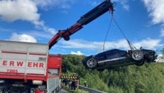 Im Mostviertel mussten Florianis einen Ford GT per Kran bergen. (Bild: FF Ybbs)