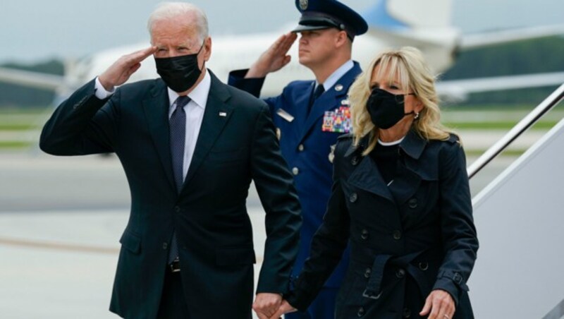 US-Präsident Joe Biden rund seine Frau Jill flogen zur Dover Air Force Base, um die gefallenen Soldaten zu ehren. (Bild: AP)