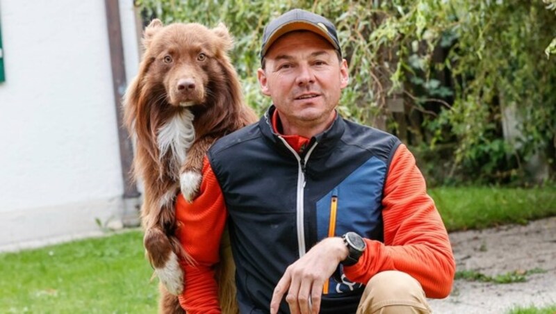 Thomas Figurek und sein Hund „Ronto“ entdeckten im Wald die Frauenleiche. (Bild: Markus Tschepp)