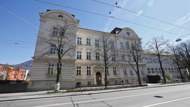 Die historische Fassade der Volksschule Nonntal wurde saniert und die Fenster wurden getauscht. Kosten: 648.000 Euro. (Bild: MARKUS TSCHEPP)