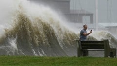 Noch geht es, das Selfie machen vor der Mega-Welle. Doch ab Sonntagabend gilt in mehreren Bezirken eine Ausgangssperre. (Bild: AP)