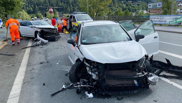 Die beiden Pkw wurden schwer beschädigt. (Bild: zoom.tirol)