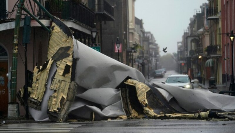 In New Orleans wurde dieses Teil eines Daches auf die Straße geweht. (Bild: Associated Press)