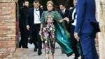 Hoppala, da hat jemand wohl nicht richtig aufgepasst! Aus Jennifer Lopez‘ Luxus-Outfit baumelt das Preisetikett heraus. (Bild: PA / picturedesk.com)