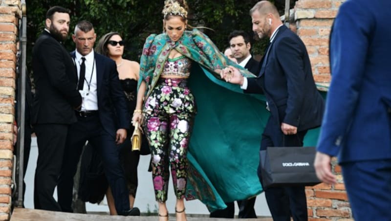 Jennifer Lopez legte im Dolce-&-Gabbana-Outfit in Venedig einen grandiosen Auftritt hin. (Bild: PA / picturedesk.com)